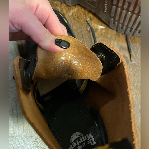 Dr. Martens 101 Vintage Smooth Leather Ankle Boot - Picture 6 of 10